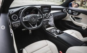 2017_Mercedes-Benz_C-class_coupe_khoang-lai