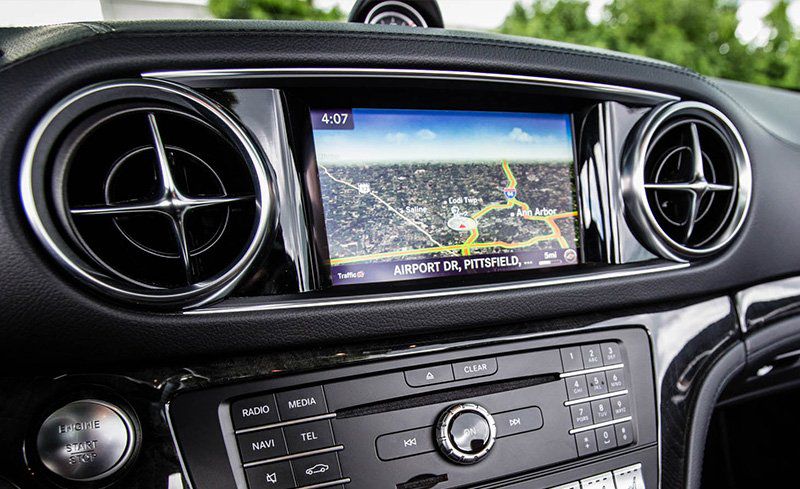 Infotainment Đánh giá: Hệ thống COMAND của Mercedes-Benz rất dễ vận hành và kết hợp các tính năng kết nối cần thiết. Các chỉ demerit là một nhỏ (7,0 inch) màn hình hiển thị. Có gì mới cho năm 2018? Không có thay đổi nào đối với công nghệ thông tin giải trí của SL cho năm 2018, bao gồm màn hình hiển thị mà chúng tôi vẫn muốn là lớn hơn.