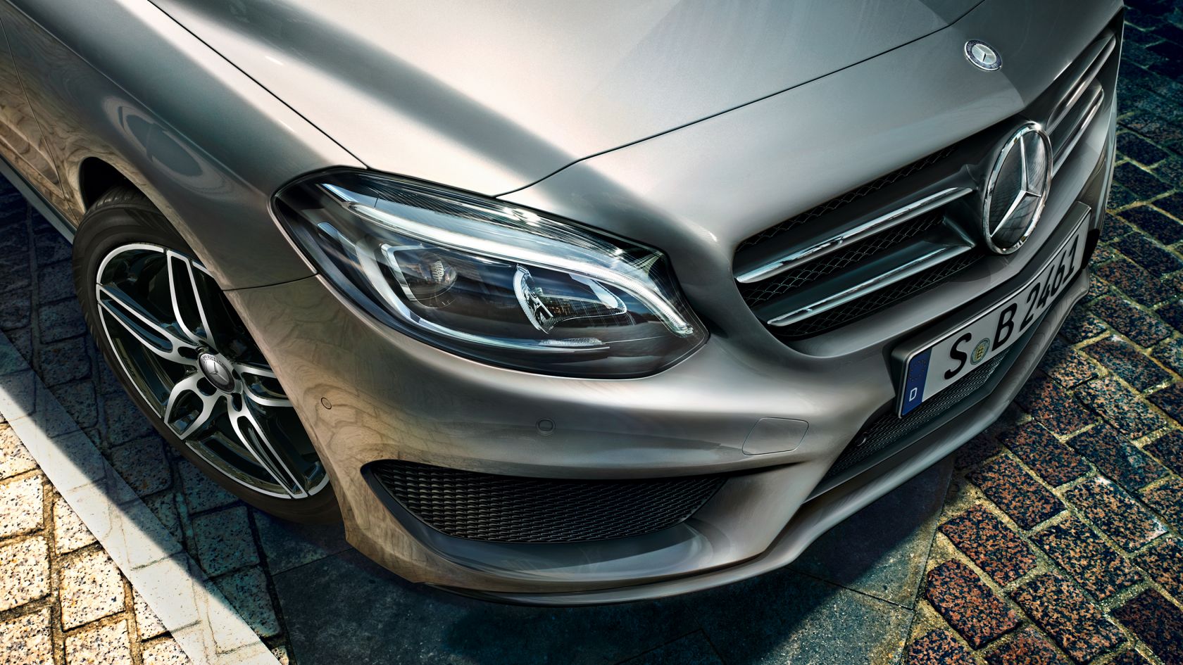 Đánh giá Mercedes-Benz B-Class: Tưởng không sang mà sang không tưởng